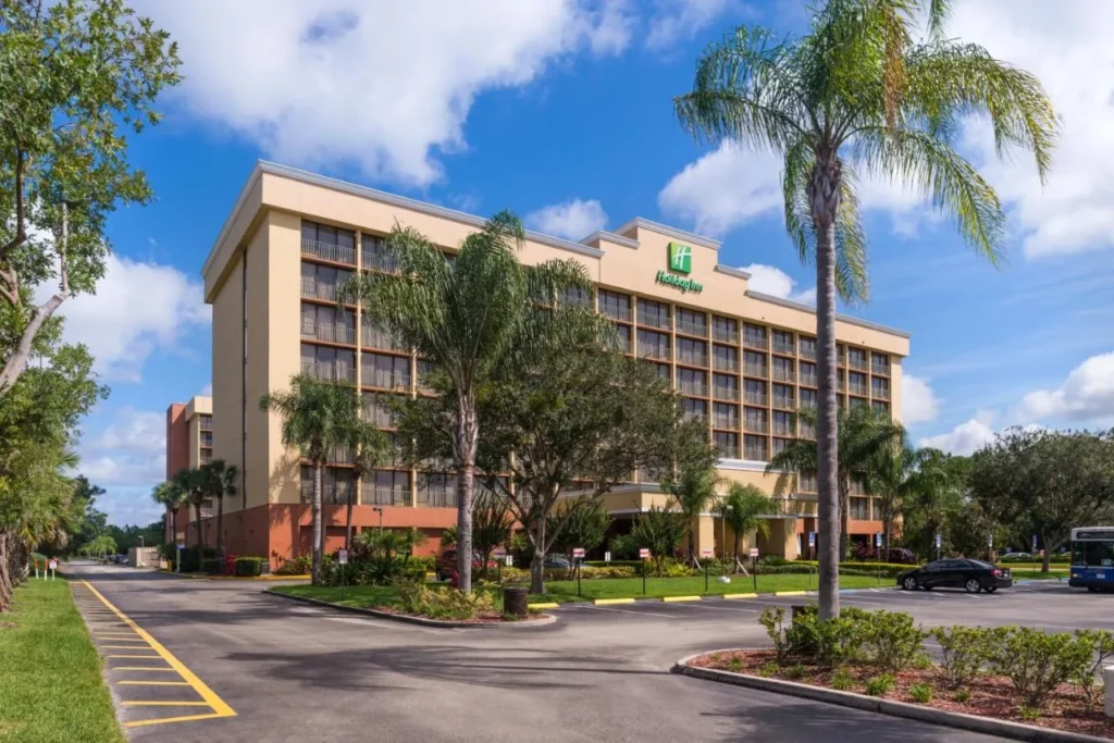 Torre del hotel y entrada en el Holiday Inn & Suites Orlando SW Celebration &Aacute;rea
