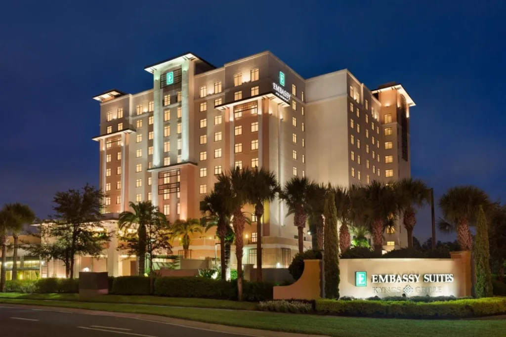 Torre del hotel y letrero de entrada iluminados por la noche, Embassy Suites Lake Buena Vista South