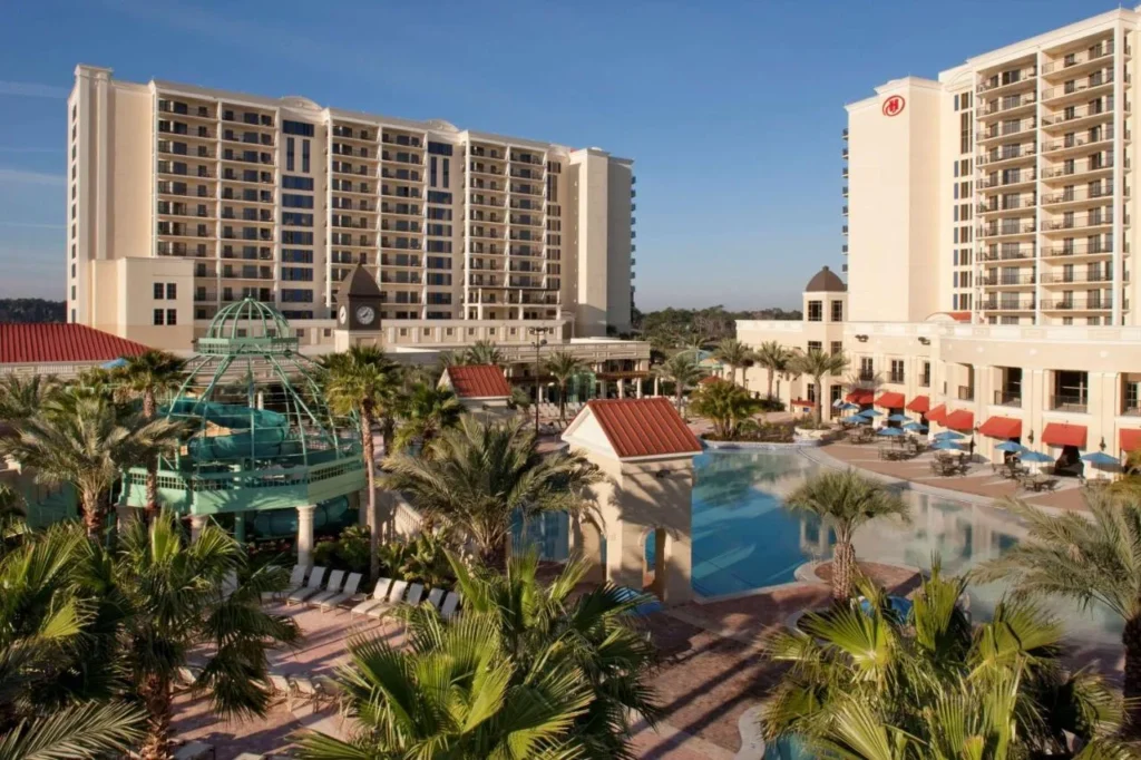 Torres de hotel, torre de tobogán acuático y terraza de la piscina en Hilton Grand Vacations Club Parc Soleil Orlando