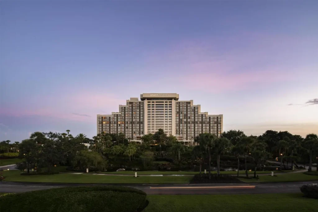 Torre Hyatt Regency Grand Cypress al atardecer vista desde el camino de entrada ajardinado
