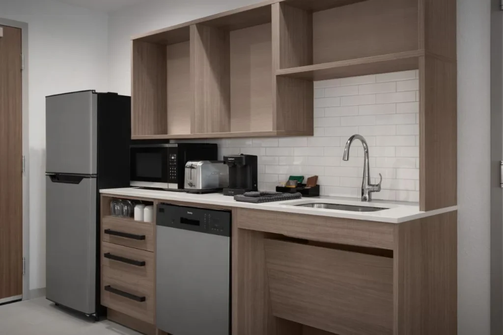 Cocina en suite en Home2 Suites Lakeland North I-4 con nevera, lavavajillas, microondas y fregadero