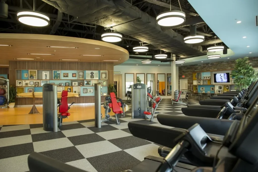 Estudio de fitness Jack LaLanne con cintas de correr y m&aacute;quinas de pesas en Cabana Bay Beach Resort