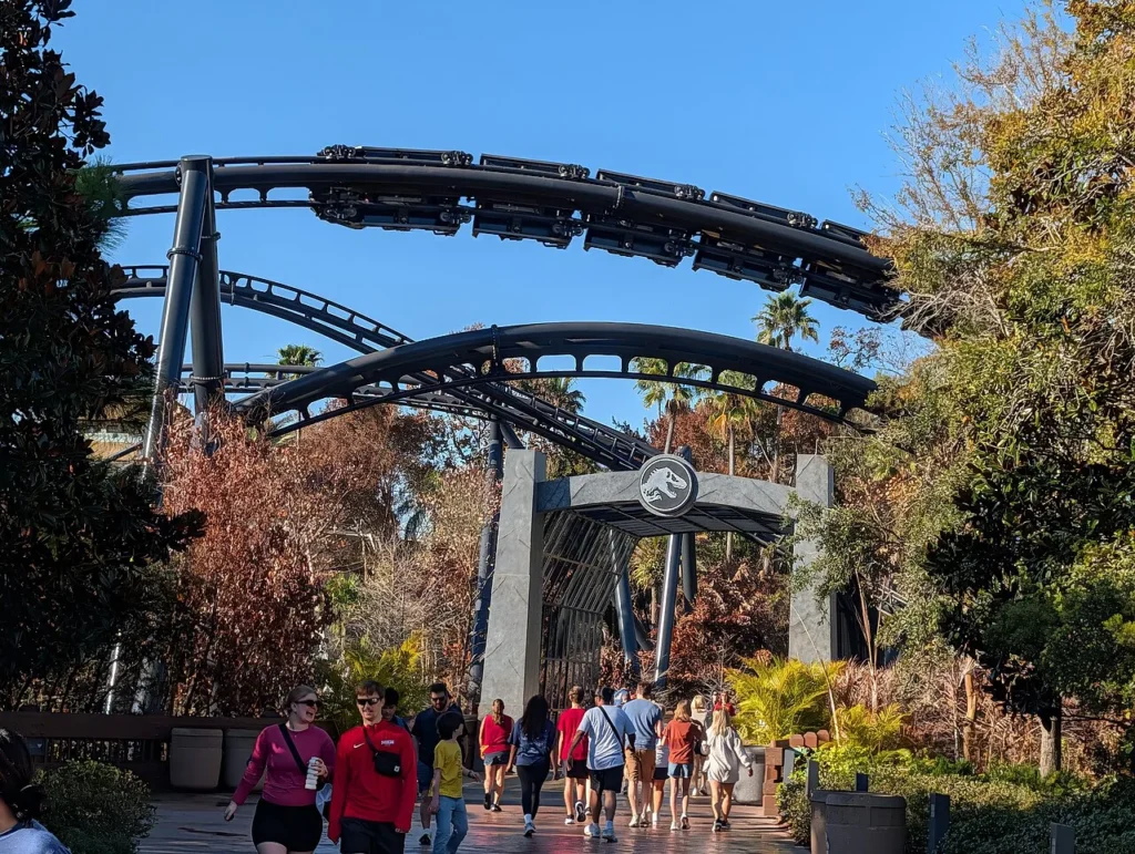 Jurassic World Tren VelociCoaster corriendo por la pasarela cerca de su puerta de entrada en Islands of Adventure