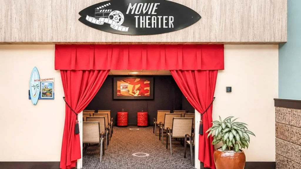 Entrada al cine para ni&ntilde;os con cortinas rojas en Holiday Inn Resort Orlando Lake Buena Vista