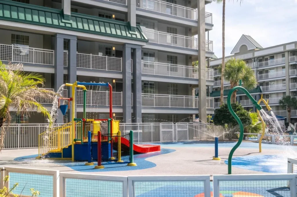 Almohadilla para ni&ntilde;os con un peque&ntilde;o tobog&aacute;n y chorros de agua en Holiday Inn Resort Orlando Suites