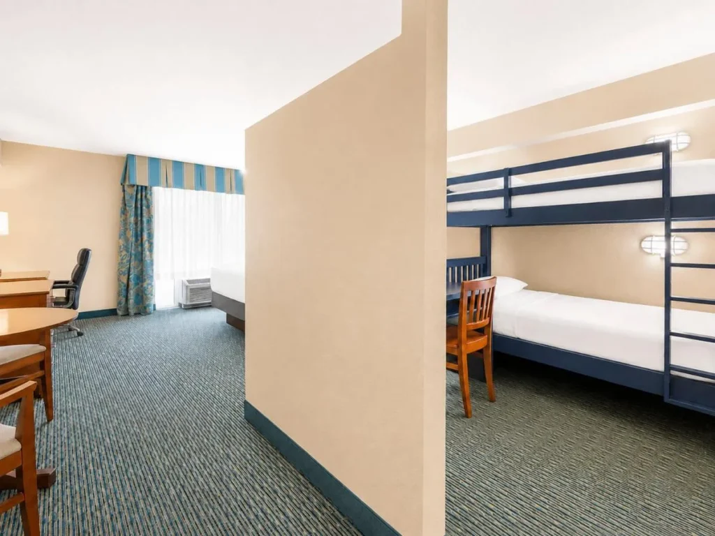 KidSuite litera rinc&oacute;n detr&aacute;s de una pared parcial en Holiday Inn Resort Orlando Lake Buena Vista