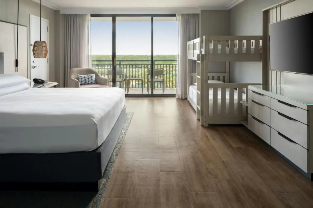 Cama King, literas y puertas de balcón en una habitación familiar en Orlando World Center Marriott