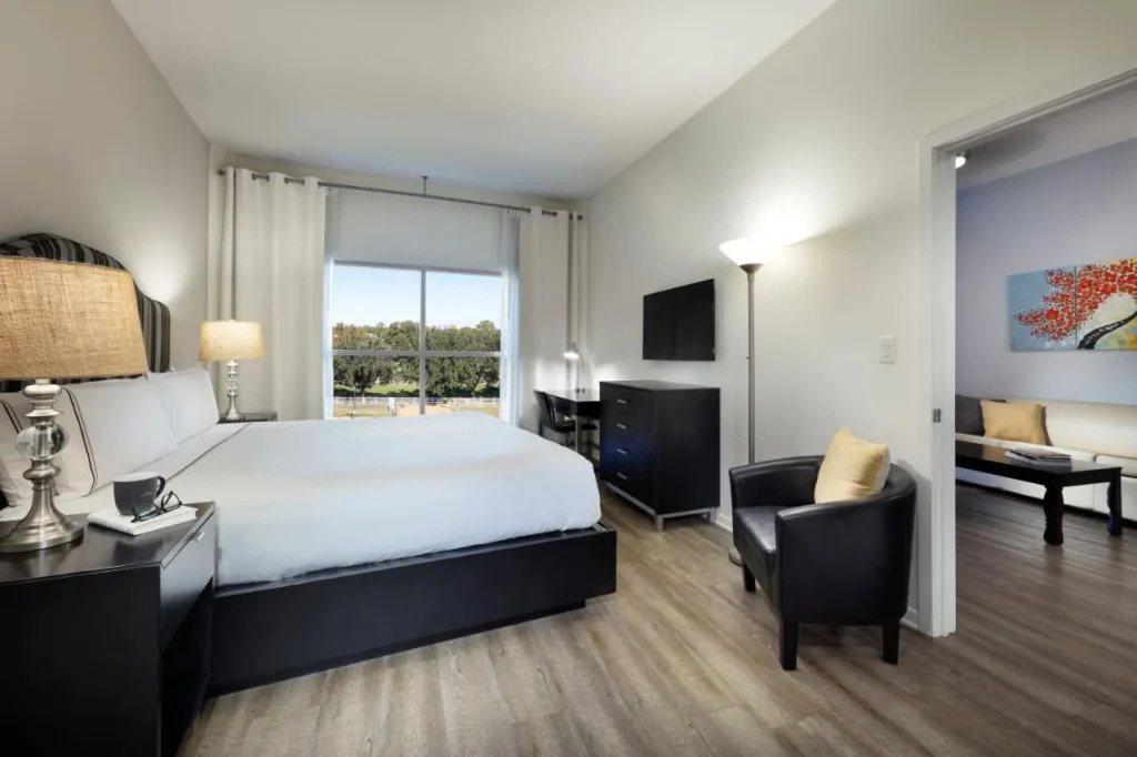 Habitación King con entrada a la sala de estar de la suite en Meliá Orlando Celebration