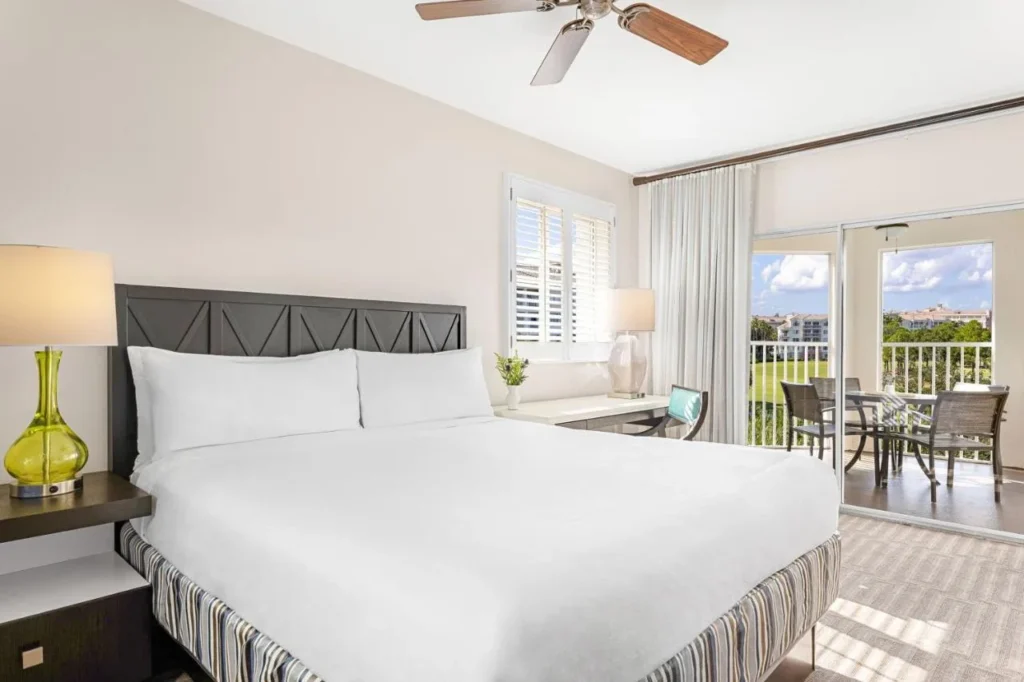 Habitación con cama king y puerta corredera a un balcón amueblado en Marriott's Grande Vista
