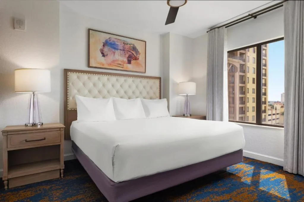 Habitaci&oacute;n con cama king y vistas a la torre del complejo en una suite Club Wyndham Bonnet Creek