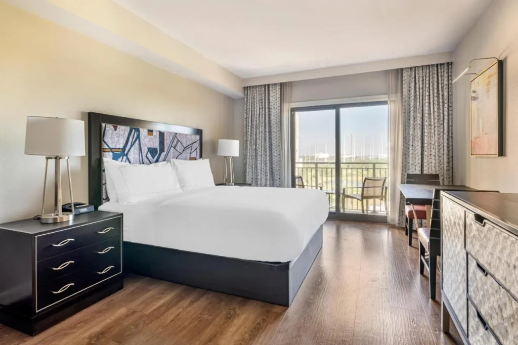 Habitación King con balcón y escritorio en Hilton Grand Vacations Club Las Palmeras Orlando