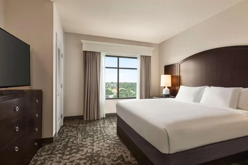 Habitaci&oacute;n King con TV y ventana en Embassy Suites Lake Buena Vista South