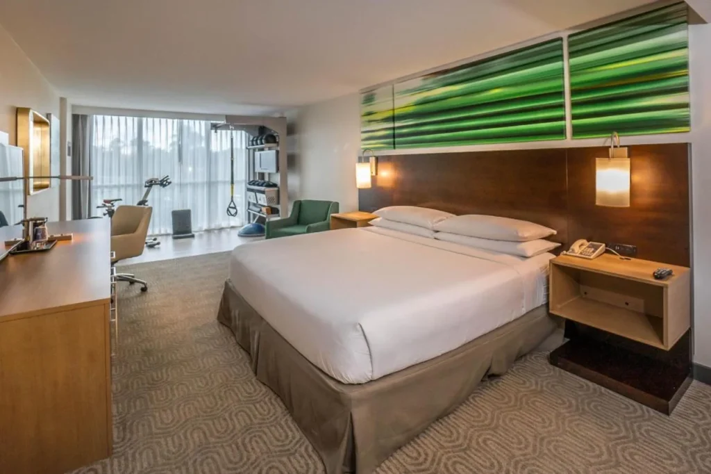 Sala de fitness King con bicicleta estática y correas TRX en DoubleTree at the Entrance to Universal
