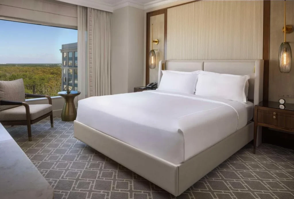 Habitación King con ventana de piso a techo sobre los árboles en Waldorf Astoria Orlando