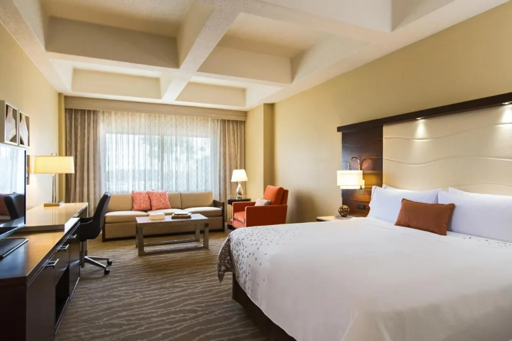 Habitaci&oacute;n King con sof&aacute;, escritorio y techo artesonado en Renaissance Orlando at SeaWorld