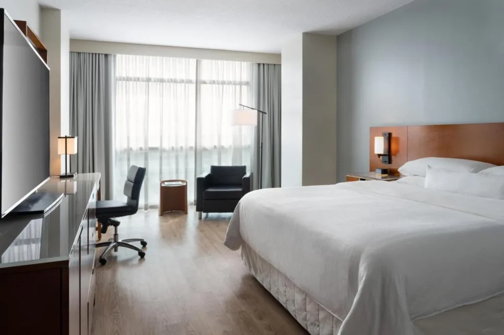 Habitación King con silla de escritorio y ventana de piso a techo en The Westin Lake Mary