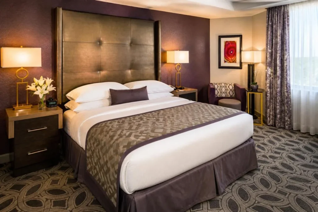 Habitación King con cabecera acolchada y mesitas de noche en DoubleTree Orlando East-UCF Área