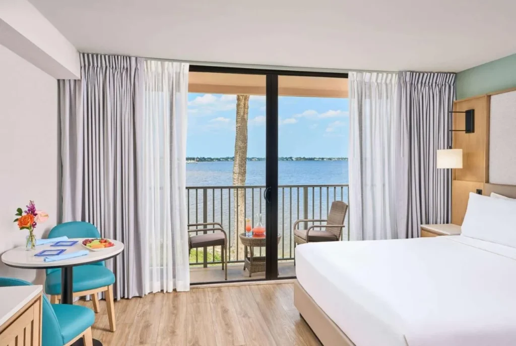 Habitación king con balcón con vistas al río en voco Sandpiper All-Inclusive Resort