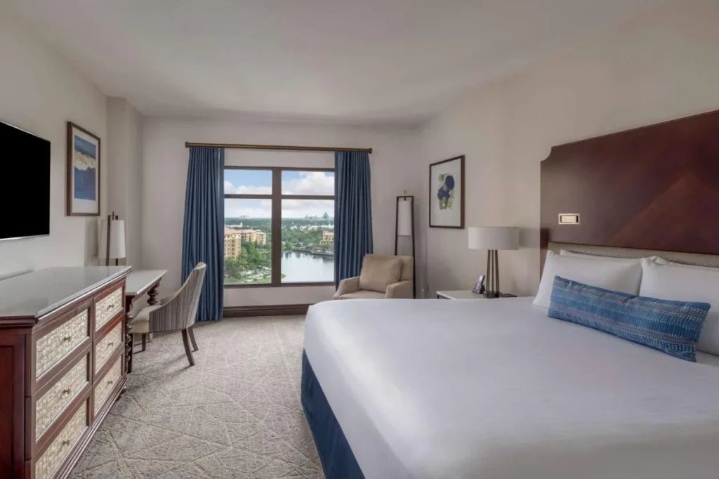 Habitación con cama king y vistas al lago y a la torre en Wyndham Grand Orlando Resort Bonnet Creek