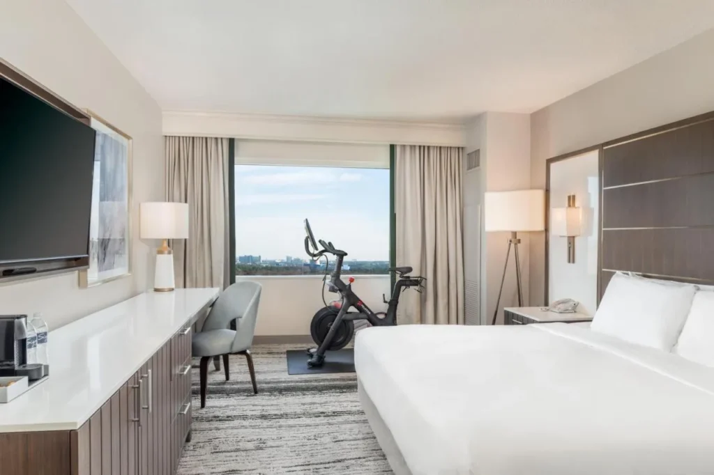 Habitación King con una bicicleta Peloton junto a la ventana en Signia by Hilton Orlando Bonnet Creek