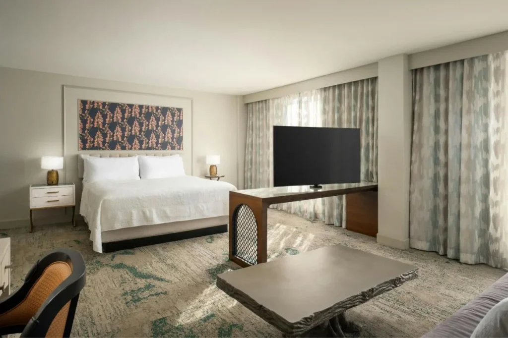 King room with a seating area, coffee table and TV console at Castle Hotel Orlando