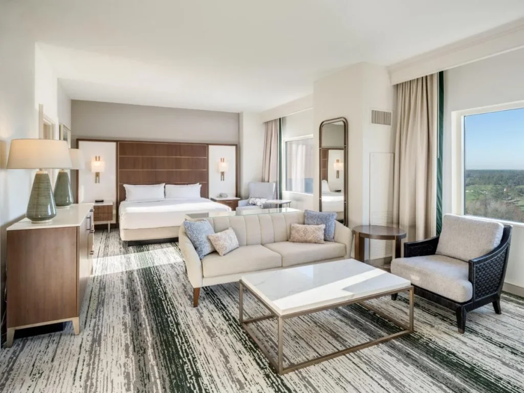 Habitaci&oacute;n con cama king y vistas al campo de golf en Signia by Hilton Orlando Bonnet Creek