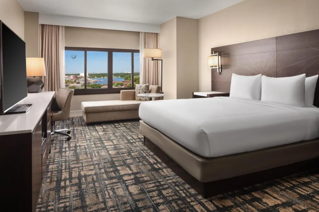Habitación King con vista a la ventana hacia Disney Springs en Hilton Orlando Lake Buena Vista