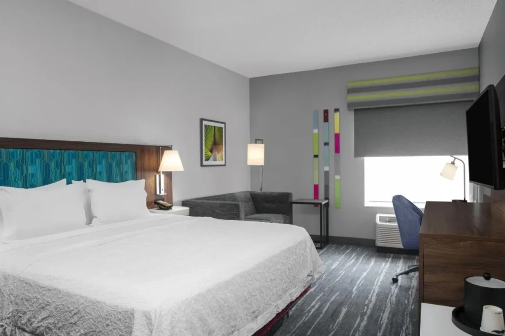 Habitación King con sillón, escritorio y ventana en Hampton Inn Orlando/Lake Buena Vista