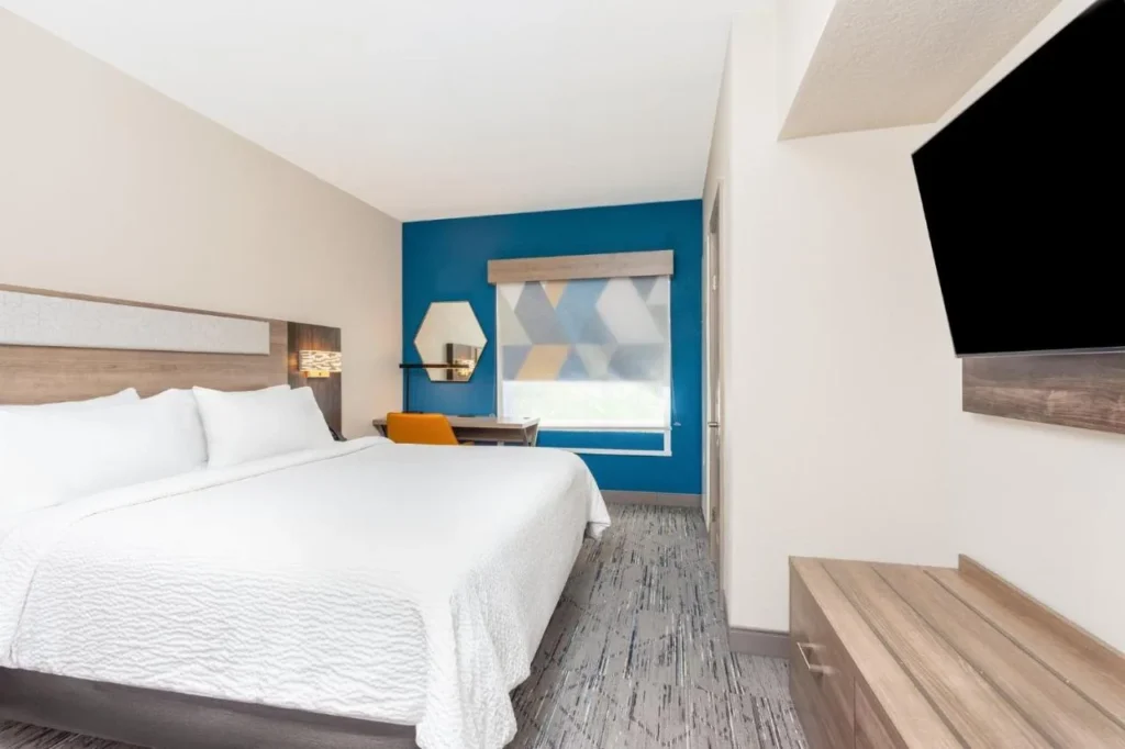 Habitación con cama king y escritorio en Holiday Inn Express & Suites Ormond Beach