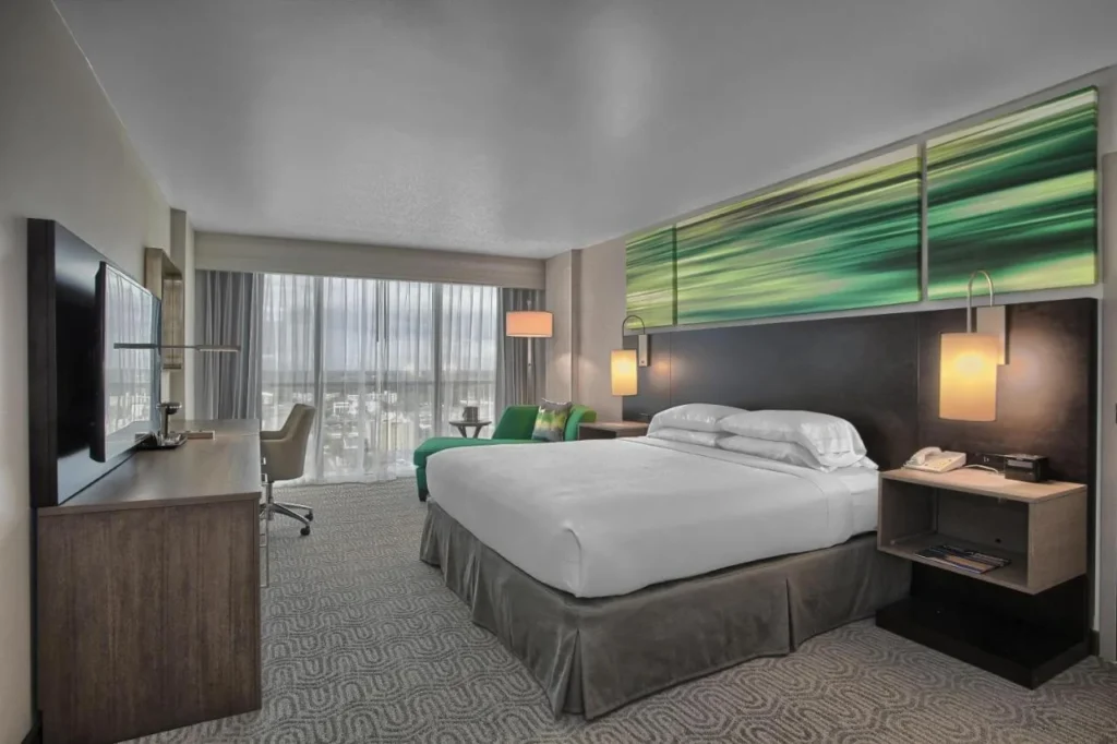 King room with green wall art and a wide window, DoubleTree at the Entrance to Universal