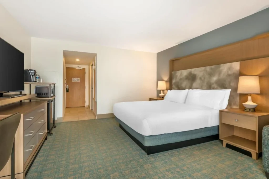 Habitación King con Keurig, microondas y mini-nevera en el Holiday Inn Orlando Disney Springs
