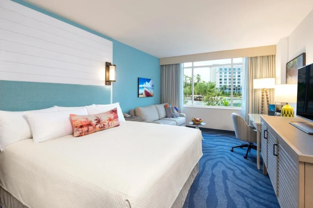 Habitaci&oacute;n King con sof&aacute; cama, escritorio y ventana con vista al agua en Loews Sapphire Falls Resort