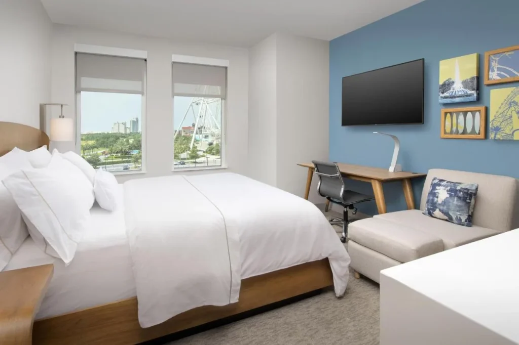 King room con sofá, escritorio y The Orlando Eye fuera de la ventana, Element Orlando