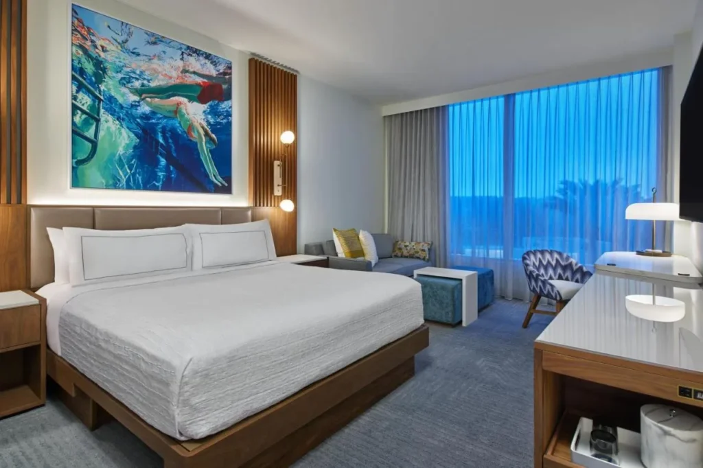 Habitación King con obras de arte de nadador sobre la cama en Walt Disney World Swan Reserve