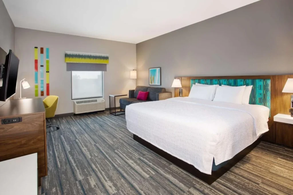Habitaci&oacute;n con cama king con cabecero de cerceta y escritorio en Hampton Inn & Suites Lady Lake/The Villages