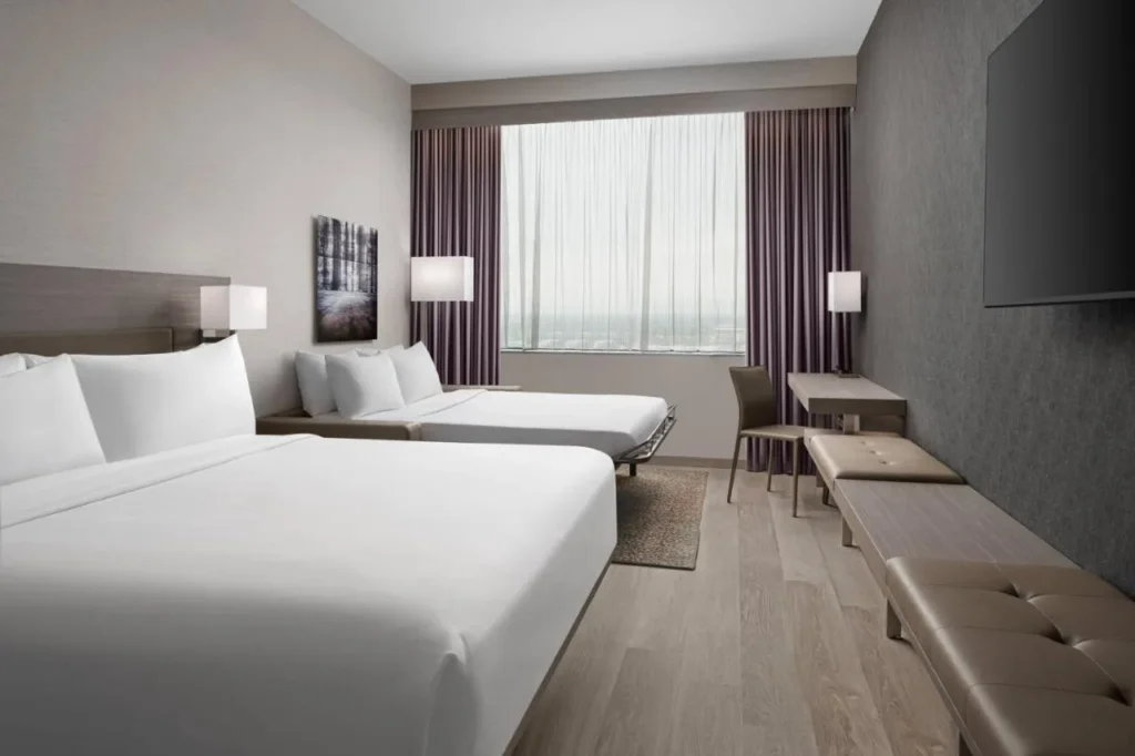 King room con el sofá cama al lado de la cama en el AC Hotel Orlando Downtown