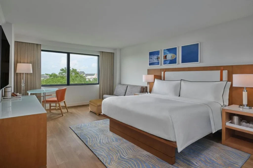 King room con pisos de madera, un sof&aacute; y una vista del &aacute;rbol en Walt Disney World Swan