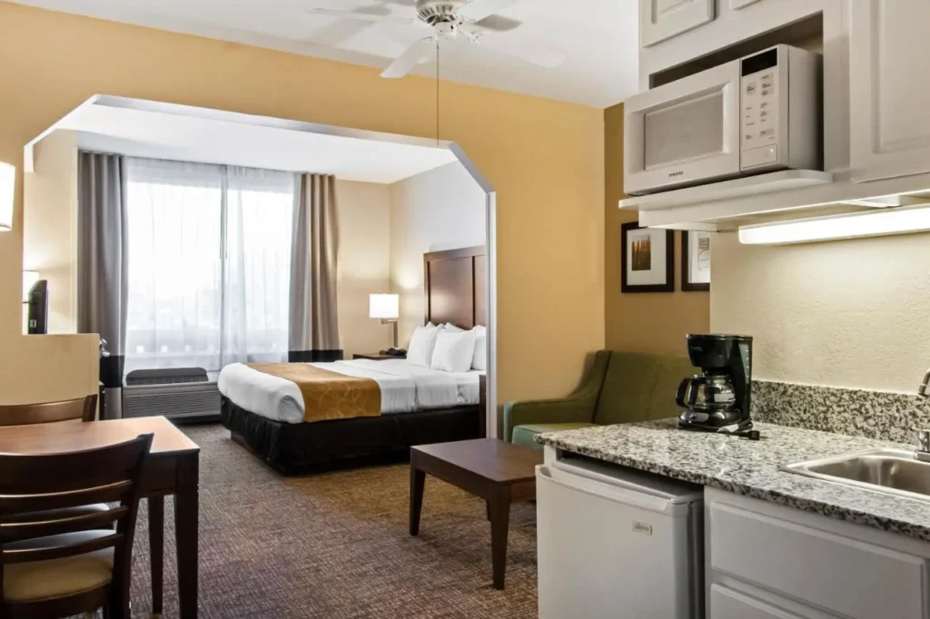 Suite King con cocineta, microondas, cafetera y sof&aacute; en Comfort Suites Maingate East