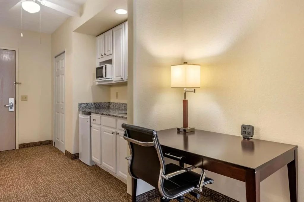 cocineta con microondas y mini-nevera junto a un escritorio en Comfort Suites Maingate East
