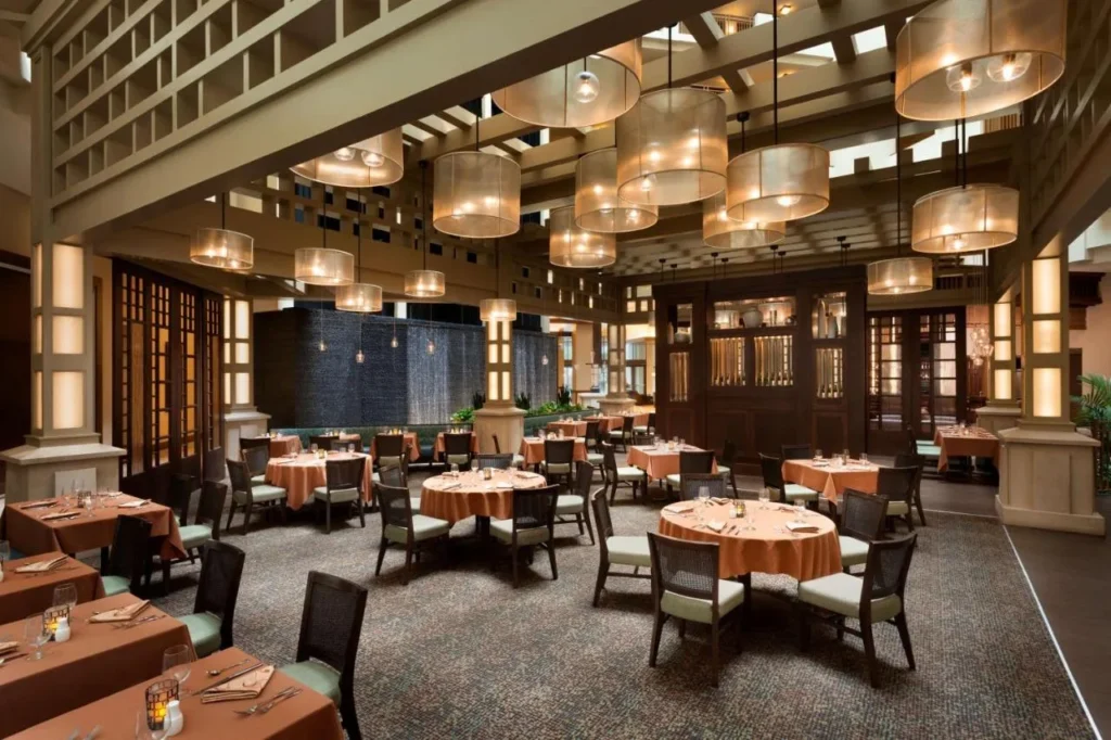 Comedor Kyngs Grille con farolillos en el Embassy Suites Lake Buena Vista South