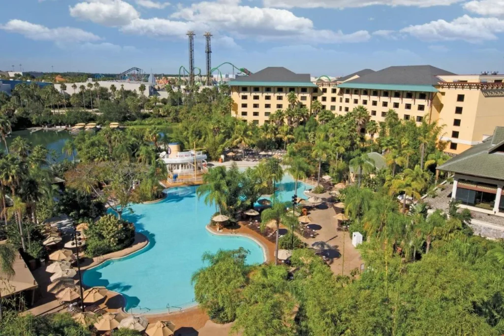 Piscina estilo laguna en Loews Royal Pacific Resort con paseos en Islands of Adventure