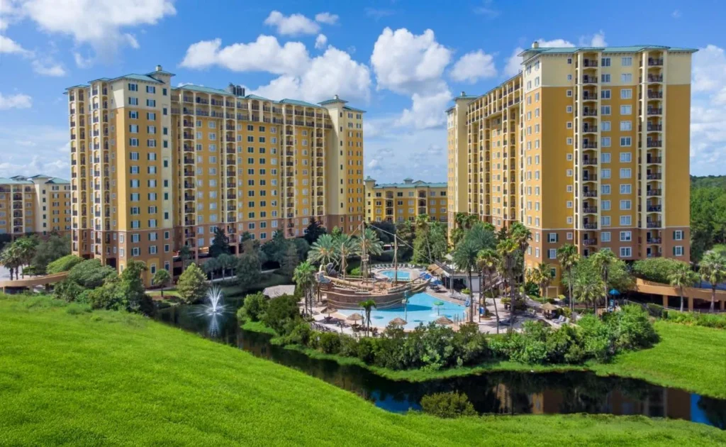 Lake Buena Vista Resort Village se eleva sobre la piscina del barco pirata, el estanque y el c&eacute;sped