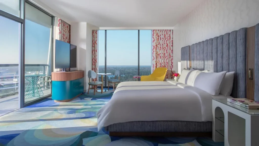 Habitaci&oacute;n king Lake Nona Wave Hotel con ventanas de piso a techo y alfombra de patr&oacute;n de onda