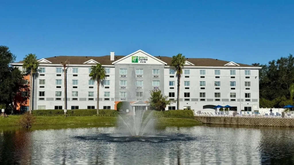 Lake with fountain in front of Holiday Inn Express & Suites Clermont SE – West Orlando