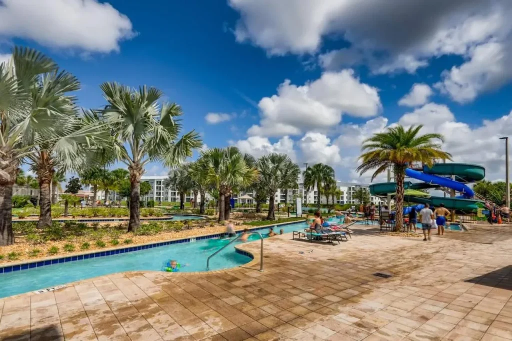 Río perezoso y toboganes de agua azul y verde en una casa club Storey Lake Resort en Kissimmee