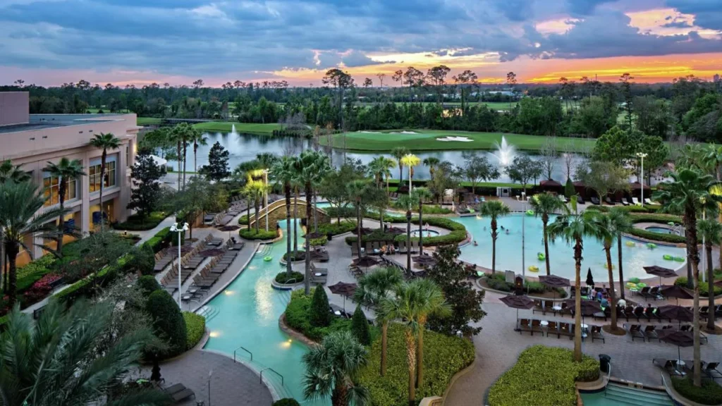 Piscina de r&iacute;o y laguna perezoso al atardecer en Signia by Hilton Orlando Bonnet Creek