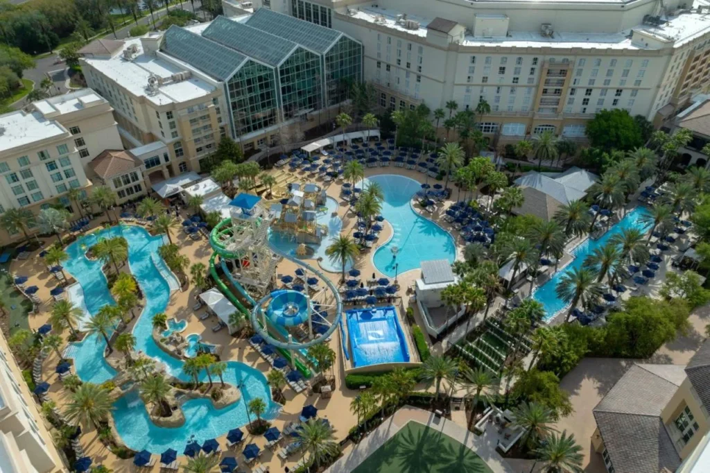 R&iacute;o perezoso, torres de tobog&aacute;n de agua y simulador de surf en Cypress Springs Water Park, Gaylord Palms Resort