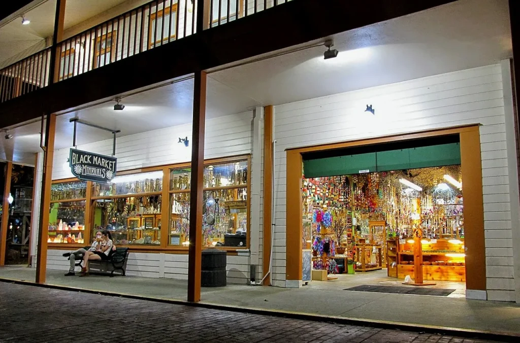 Alumbrado escaparates y una tienda abierta en una calle de ladrillo en Old Town Kissimmee