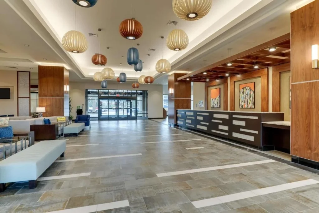 Vestíbulo y recepción en Drury Plaza Hotel Orlando con luces colgantes de colores