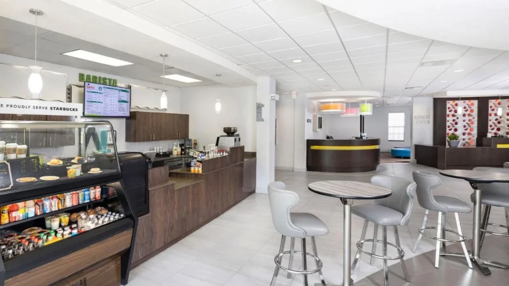 Lobby Barista sirve caf&eacute; Starbucks y aperitivos en Avanti International Resort